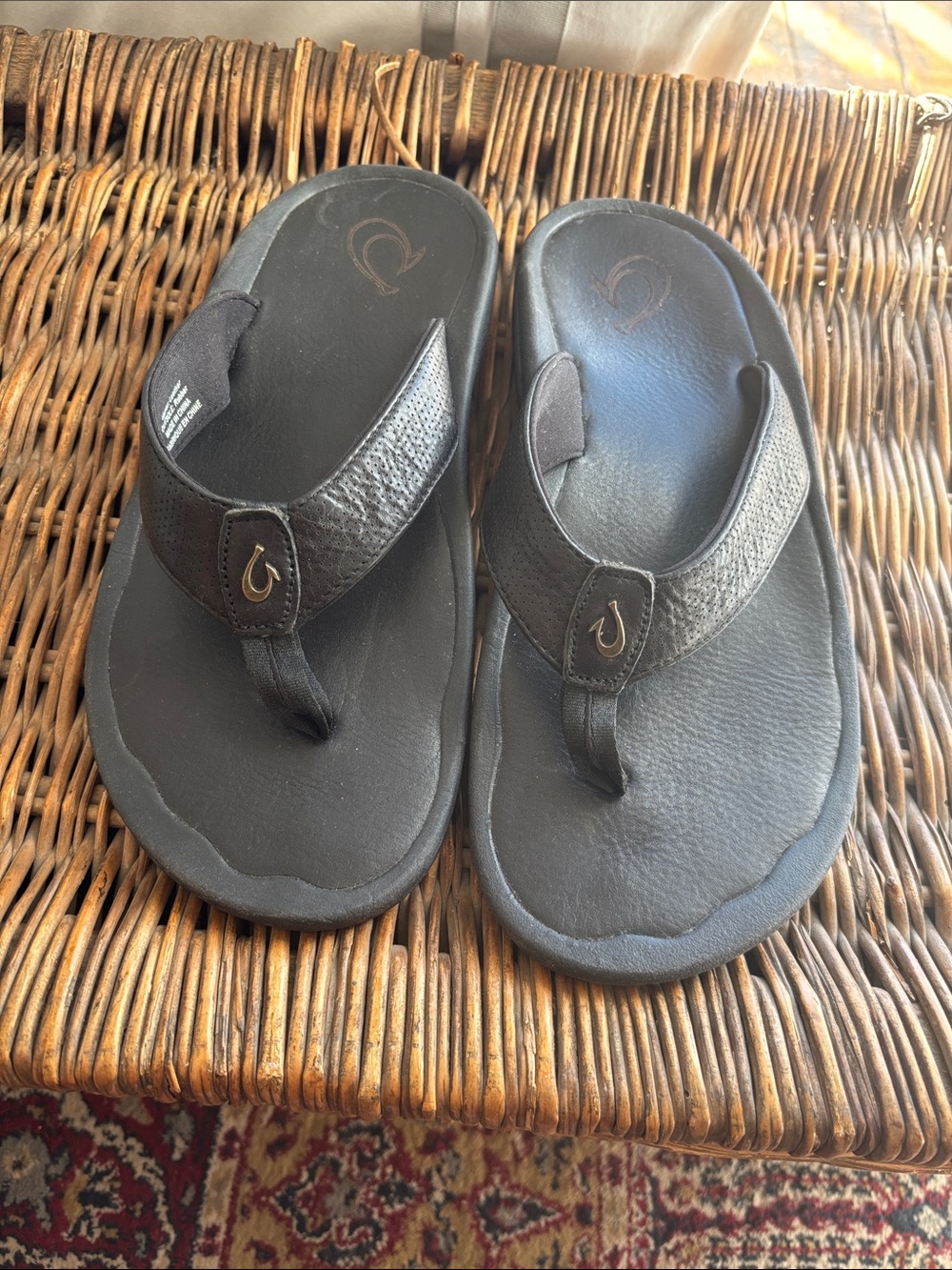 OluKai Men's Black Leather Thong Sandals